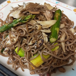 旨い♪オイルサーディンとアスパラの和蕎麦焼きそば